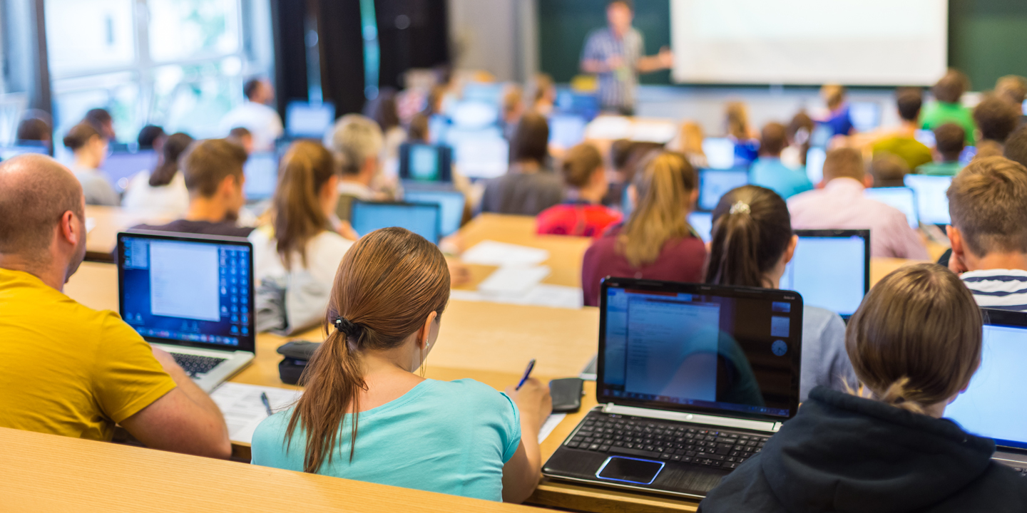 Jugendliche in der Schulbank am Lernen