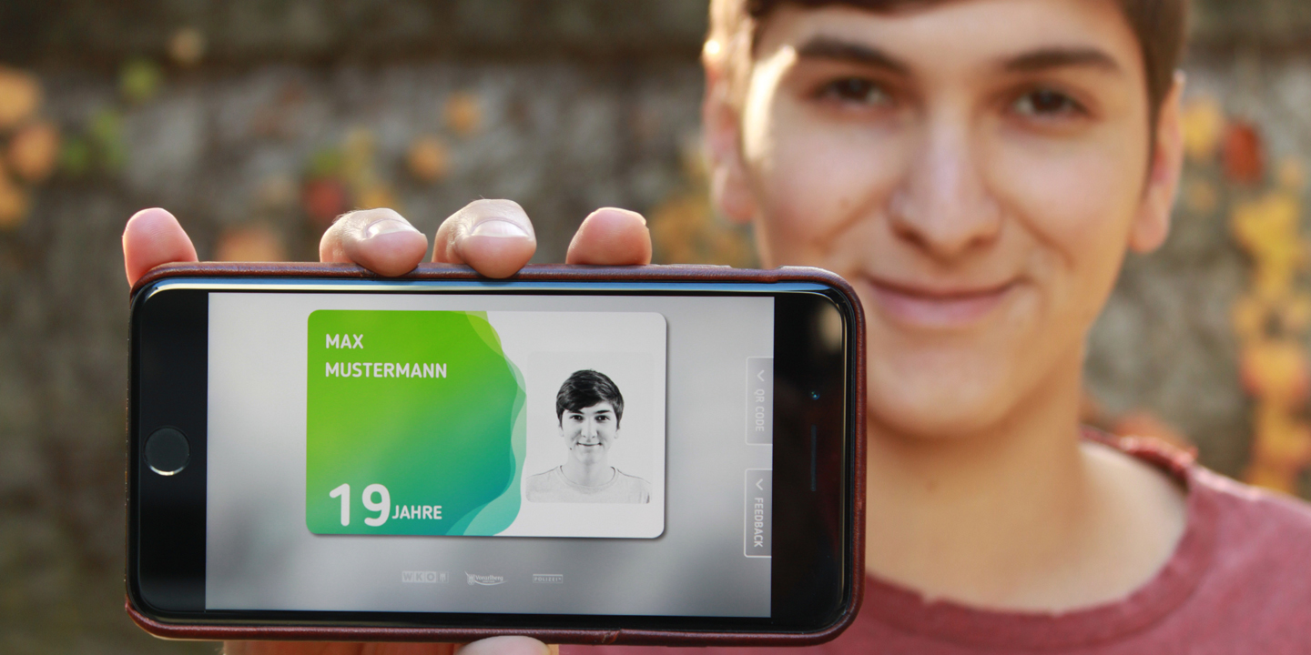Jugendlicher hält die aha card im App in die Kamera