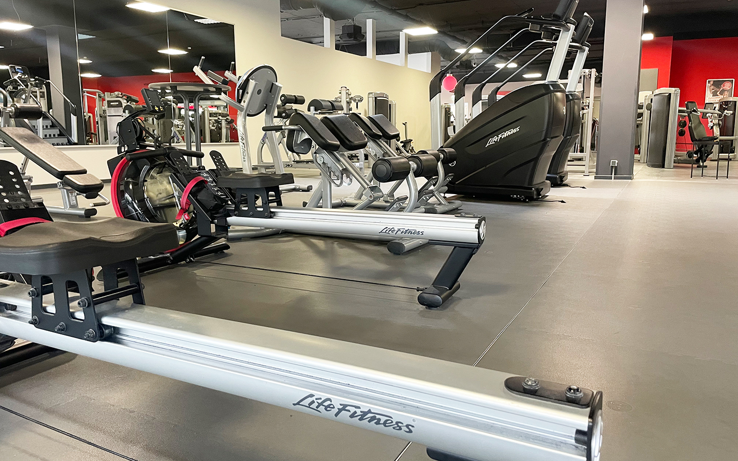Innenansicht vom Fitnessstudio clever fit