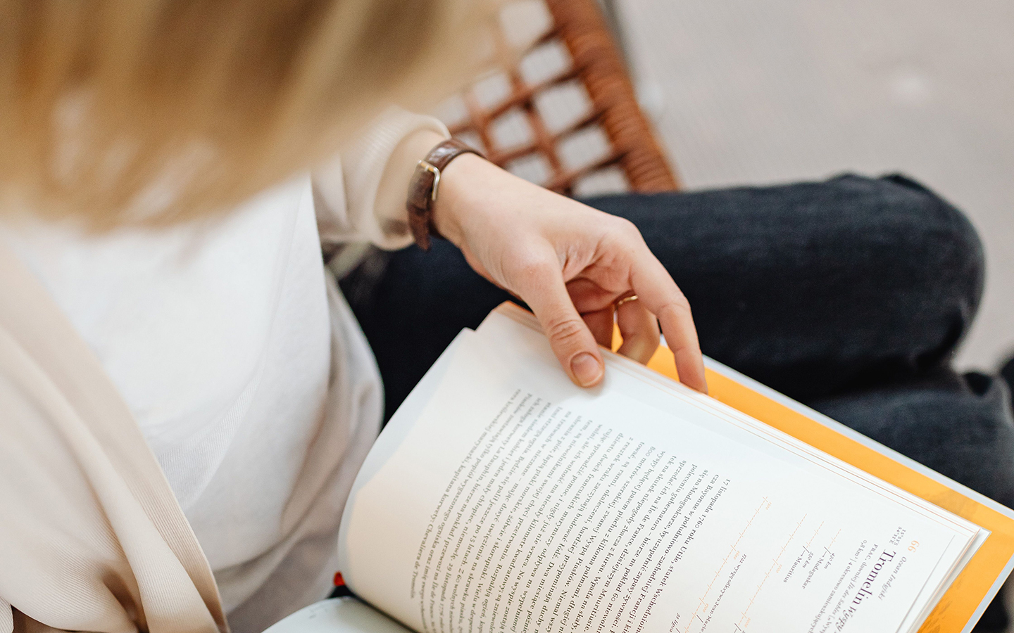 Frau liest ein Buch