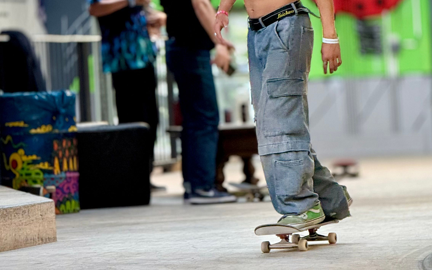 Junge skatet in einer Skatehalle