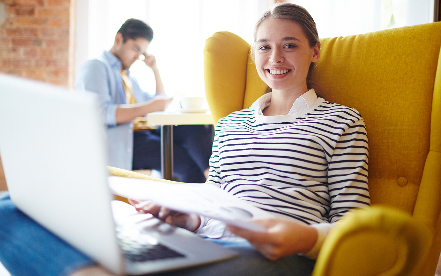Junge Frau sitzt am Laptop