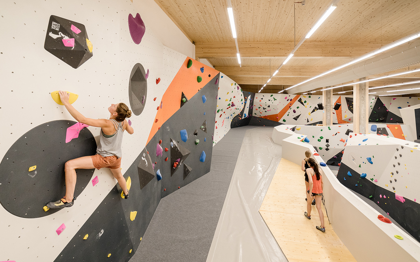 Junge Kletter*innen in der Boulderhalle in Dornbirn