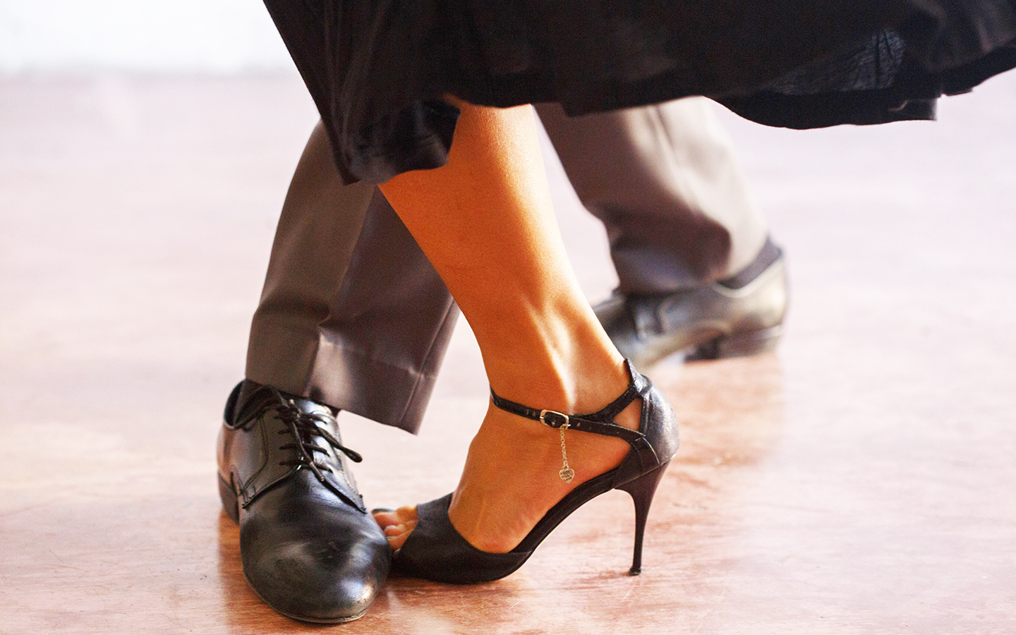 Füße mit Tanzschuhen, die Walzer tanzen